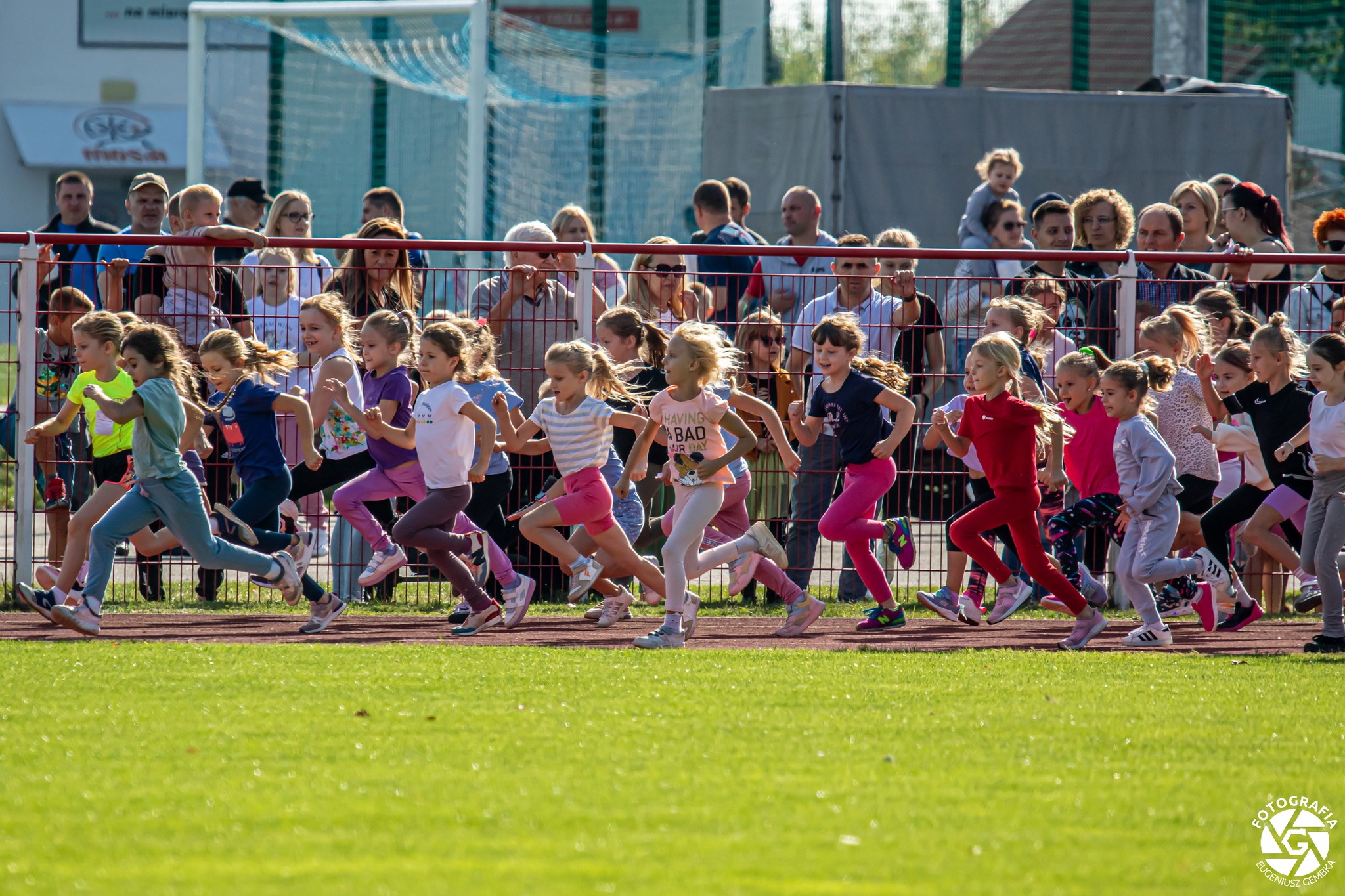zdjęcie biegnących dzieci podczas biegu warciańskiego